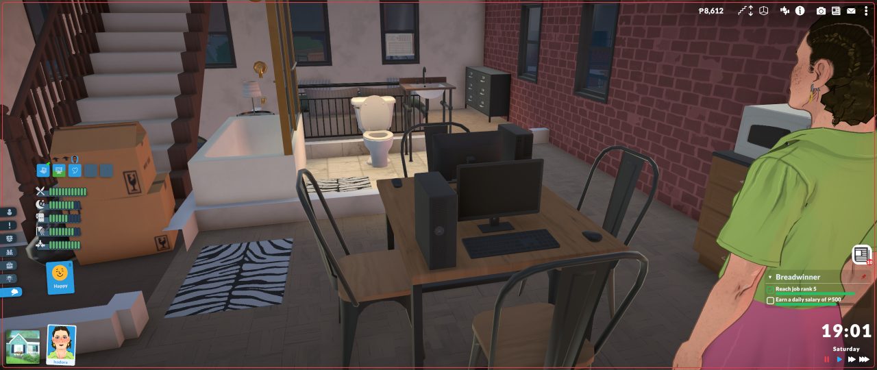 Panoramatický záběr z pohledu první osoby ve hře *Paralives* ukazuje interiér obývacího prostoru s nábytkem a detailními prvky uživatelského rozhraní; na snímku dominuje červenohnědá barevnost a stíny v tlumeném světle.