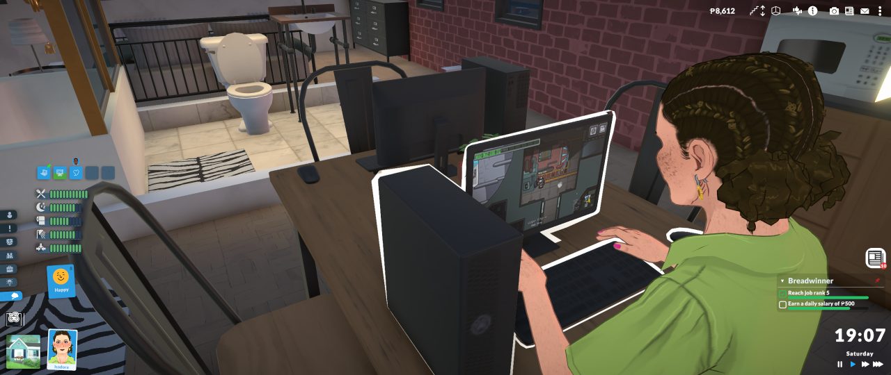 Na tomto *snímku z první osoby* ze hry *Paralives* je vidět interiér bytu: z pohovky a přes kuchyňský prostor se díváte na televizi/monitor, kde probíhá dění, zatímco na obrazovce hry jsou čitelné prvky rozhraní a menu. V obraze převládají tlumené barvy s tmavě šedými a černými tóny a výrazným červeným akcentem.